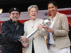 DFB-Direktorin Steffi Jones mit Sportdezernentin Agnes Klein und Janus Fröhlich, Foto: Getty Images