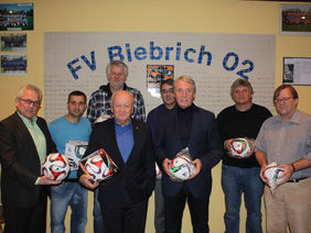 HFV-Geschäftsführer Gerhard Hilgers (li.) und HFV-Präsident Rolf Hocke (3.v.r.) mit Vertretern des FV Biebrich 02 sowie des Fußballkreises Wiesbaden mit HFV-Ballgeschenken. Foto: Gast