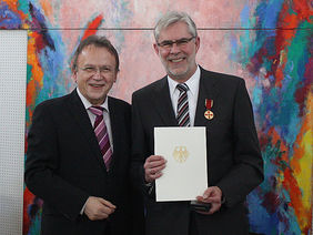 Erich Pipa (links) überreichte Walter Biba die Bundesverdienstmedaille. Foto: Stephanie Nöthen