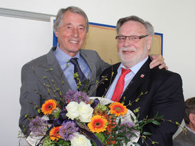 HFV-Präsident Rolf Hocke gratulierte Hermann Klaus zum Hessischen Verdienstorden