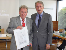 Hans Wichmann mit HFV-Präsident Rolf Hocke