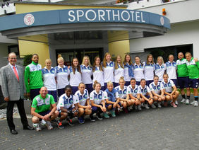 Das Team des VfL Wolfsburg II mit Hoteldirektor Thomas Schmitt (li.). Foto: Theiß