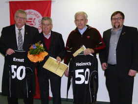 Ernst Lenz (2.v.l.) und Heinrich Ockel (2.v.r.) sind jetzt Ehrenmitglied. Erste Gratulanten waren Obmann Rainer Wendland (li.) und sein „Vize“ Florian Kunz (re.)