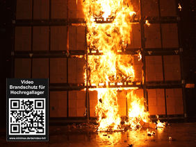 Ein Hochregallager brennt zu Testzwecken im Forschungszentrum Brandschutz der Firma Minimax