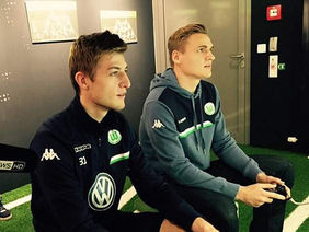 E-Sportler trifft Fußballprofi: Bendikt Saltzer (rechts) zockt mit Robin Knoche. Foto: VfL Wolfsburg