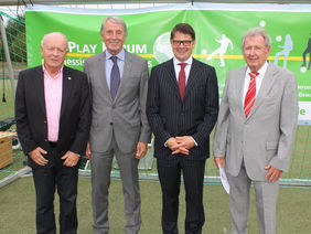 Horst Klee (FV Biebrich), HFV-Präsident Rolf Hocke, Innenminister Boris Rhein und Hans Wichmann (Vorsitzender Sozialstiftung), Foto: HFV