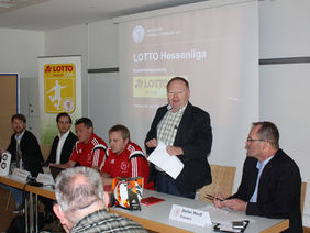 Horst-Günther Konlé begrüßt die anwesenden Vereinsvertreter der LOTTO Hessenliga. Foto: Gast