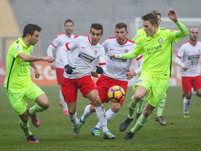 Im Kampf um den Ball geben sich sowohl die Spieler des KSV Hessen Kassel, als auch die Spieler des FC Nöttingen keine Blöße. [Foto: Christian Hedler]