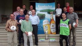 Die Vereinsvertreter freuten sich über Bälle und Kennzeichnungswesten vom Sponsor. Links Klassenleiter Thomas Becker, rechts Kreisfußballwart Karl-Heinz Blumhagen.
