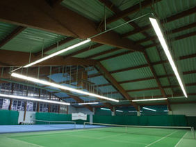 Beleuchtete Tennishalle. Foto: ecobility GmbH