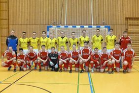 Die beiden Endspielmannschaften: SV Herolz stehend, FV Steinau vorne.