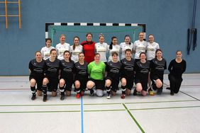 Die beiden besten Mannschaften der Frauen- Hallenkreismeisterschaft 2016. SG Jossa (vorne), SG Freiensteinau (stehend)